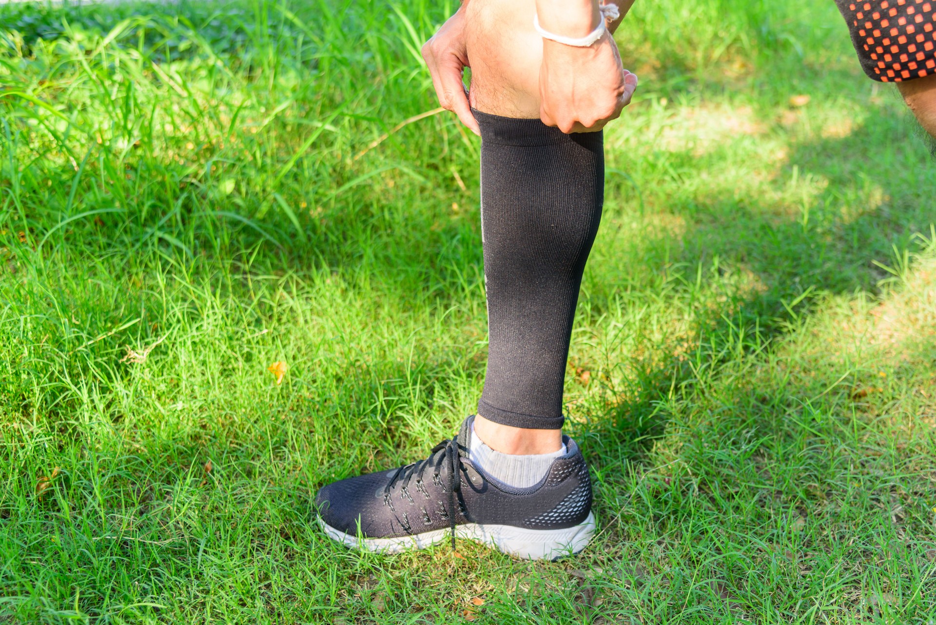 runner wear the compression sleeve and shoes